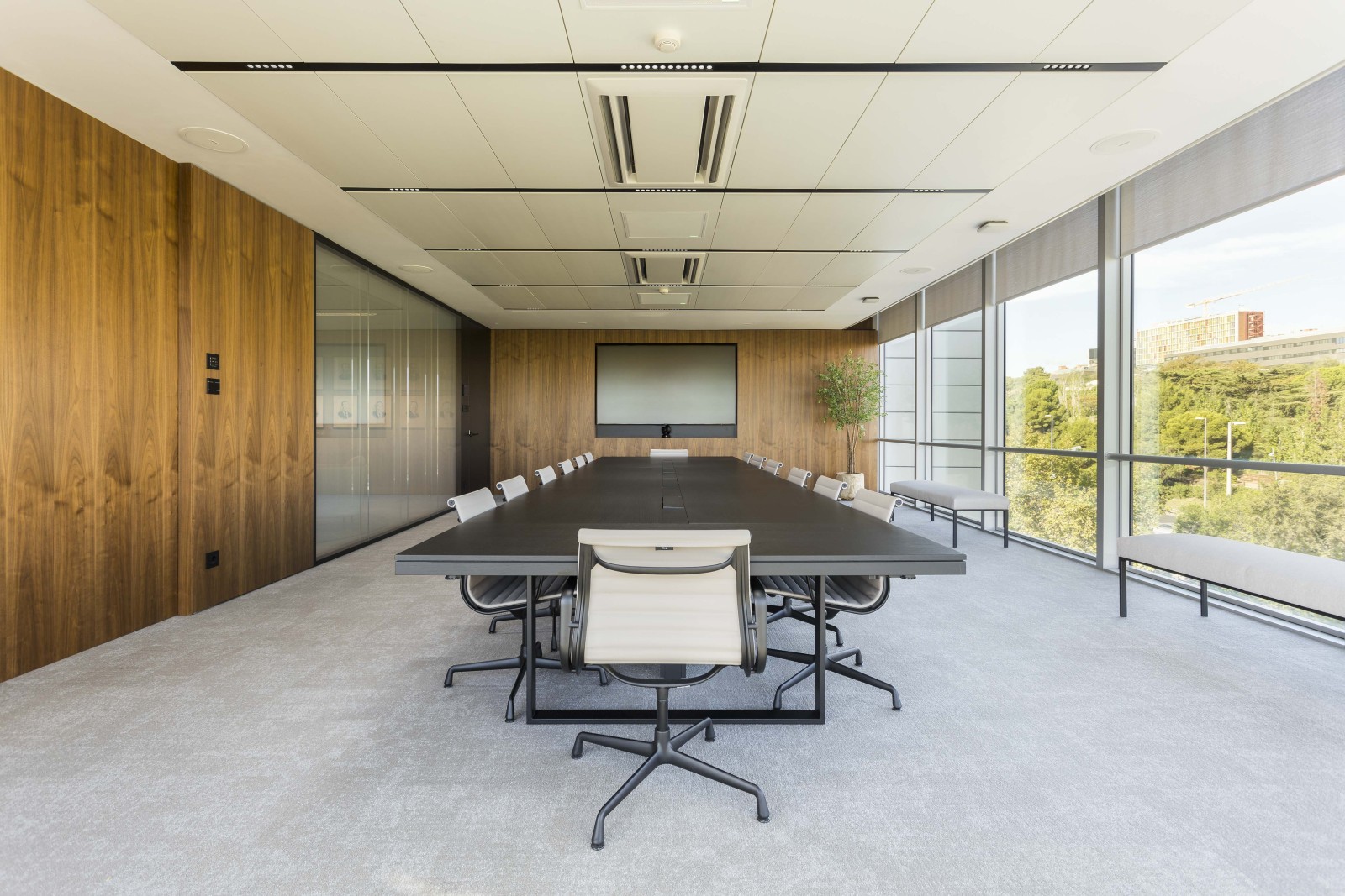 Reforma e interiorismo de sala de juntas en Barcelona